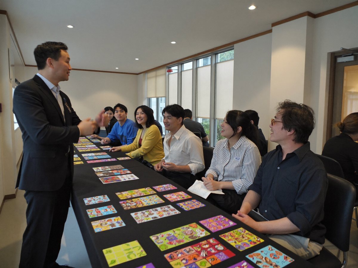幕間に講師と話す参加者