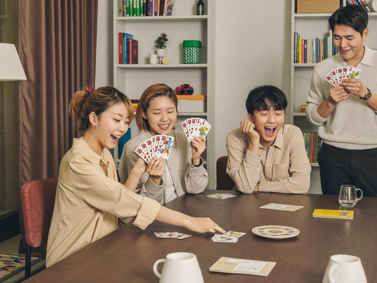 カードゲームを楽しむ社会人のグループ
